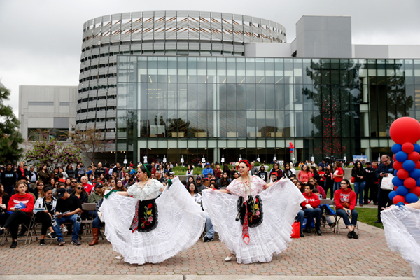 folklórico dancers